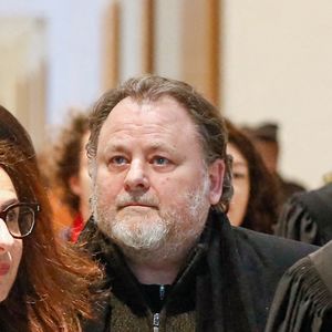Christophe Ruggia arrive au tribunal - Le réalisateur Christophe Ruggia, poursuivi pour agressions sexuelles envers la comédienne Adèle Haenel, condamné à deux de prison ferme avec port de bracelet électronique va faire appel de la décision, au tribunal judiciaire de Paris, France, le 3 février 2025. © Christophe Clovis/Bestimage