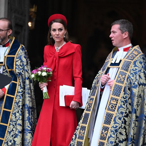 Avec un noeud et un chapeau assorti, signé Gina Foster. Une nouvelle fois, la princesse de Galles avait choisi le rouge. 

Catherine (Kate) Middleton, princesse de Galles - La famille royale britannique célèbre le 76ème Commonwealth Day à l'abbaye de Westminster à Londres, le 10 mars 2025.