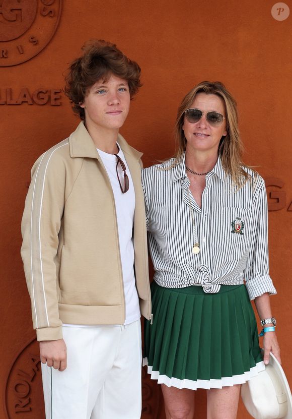 Son fils Roman était au centre de toutes les attentions, affichant un large sourire aux côtés de la comédienne Zoé Adjani et d'Anne Cassel. 

Sarah Poniatowski (Lavoine) et son fils Roman - Les célébrités au village lors des Internationaux de France de Tennis de Roland Garros le 1er juin 2025. © Dominique Jacovides / Bestimage