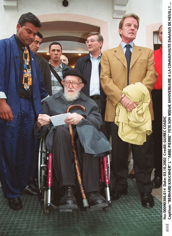 L'Abbé Pierre célèbre ses 90 ans à la communauté Emmaüs de Neuilly-Plaisance le 3 octobre 2002 ©COADIC GUIREC / BESTIMAGE