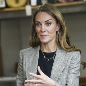 La princesse de Galles a une soeur, Pippa Middleton et un frère, James Middleton.

La princesse de Galles lors d'une visite à Sudbury Silk Mills à Sudbury, Suffolk, une usine de tissage familiale qui est à la pointe du tissage jacquard et fait partie intégrante de l'industrie textile britannique depuis plus de 300 ans. © Edwards Arthur/PA Photos/ABACA