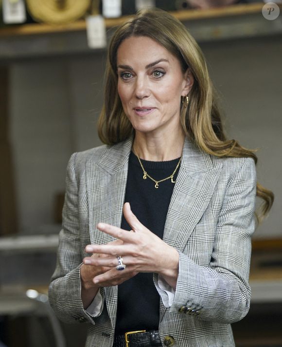 La princesse de Galles a une soeur, Pippa Middleton et un frère, James Middleton.

La princesse de Galles lors d'une visite à Sudbury Silk Mills à Sudbury, Suffolk, une usine de tissage familiale qui est à la pointe du tissage jacquard et fait partie intégrante de l'industrie textile britannique depuis plus de 300 ans. © Edwards Arthur/PA Photos/ABACA