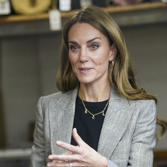 La princesse de Galles a une soeur, Pippa Middleton et un frère, James Middleton.

La princesse de Galles lors d'une visite à Sudbury Silk Mills à Sudbury, Suffolk, une usine de tissage familiale qui est à la pointe du tissage jacquard et fait partie intégrante de l'industrie textile britannique depuis plus de 300 ans. © Edwards Arthur/PA Photos/ABACA