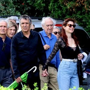 Julien Clerc, sa femme Hélène Grémillon, leur fils Léonard Clerc et la famille aux obsèques civiles du journaliste Gérard Leclerc au cimetière des Trois-Moutiers à Loudun, dans la Vienne, France. © Dominique Jacovides/Bestimage