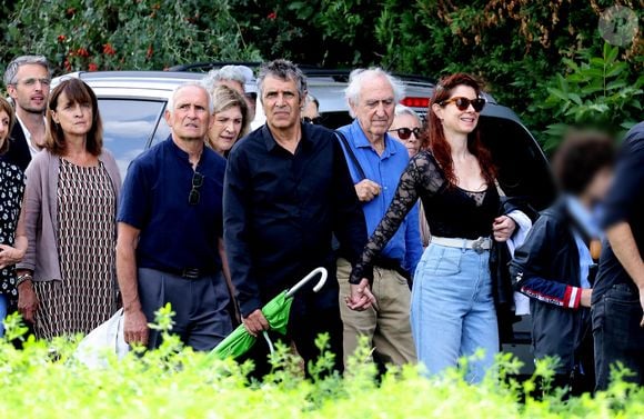 Julien Clerc, sa femme Hélène Grémillon, leur fils Léonard Clerc et la famille aux obsèques civiles du journaliste Gérard Leclerc au cimetière des Trois-Moutiers à Loudun, dans la Vienne, France. © Dominique Jacovides/Bestimage