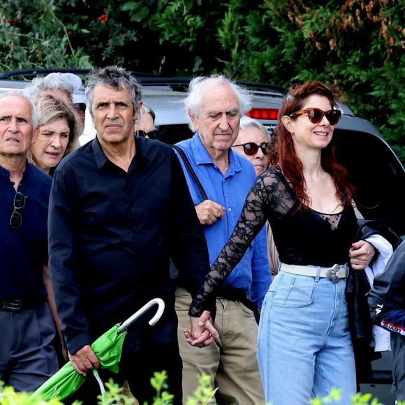 Julien Clerc, sa femme Hélène Grémillon, leur fils Léonard Clerc et la famille aux obsèques civiles du journaliste Gérard Leclerc au cimetière des Trois-Moutiers à Loudun, dans la Vienne, France. © Dominique Jacovides/Bestimage