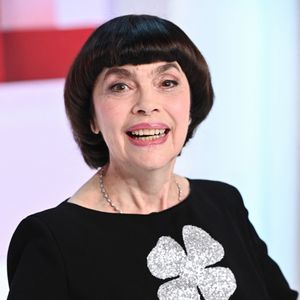 Mireille Mathieu célèbre déjà ses 60 ans de carrière avec une toute dernière tournée. En attendant elle se repose dans sa belle propriété, dans la chic banlieue parisienne. 

Exclusif - Mireille Mathieu - Enregistrement de l'émission Vivement dimanche au studio Gabriel à Paris
© Guillaume Gaffiot / Bestimage