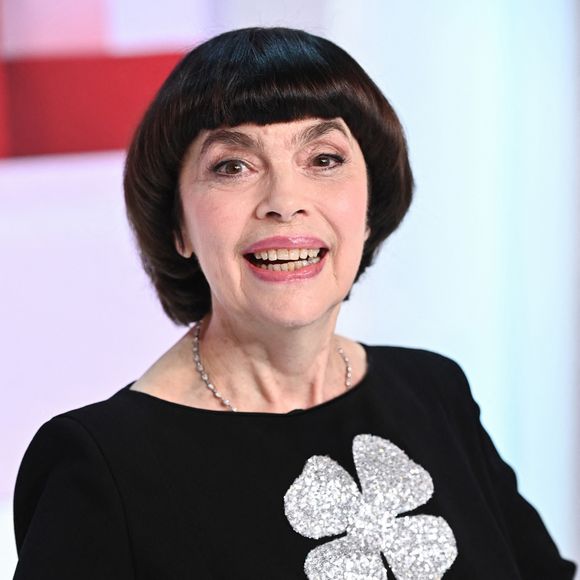 Mireille Mathieu célèbre déjà ses 60 ans de carrière avec une toute dernière tournée. En attendant elle se repose dans sa belle propriété, dans la chic banlieue parisienne. 

Exclusif - Mireille Mathieu - Enregistrement de l'émission Vivement dimanche au studio Gabriel à Paris
© Guillaume Gaffiot / Bestimage
