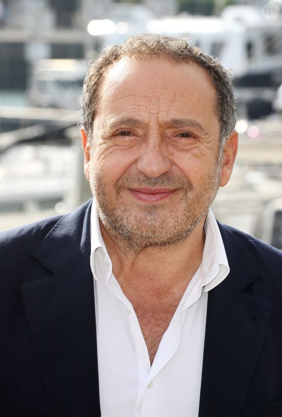 Patrick Timsit lors d'un photocall lors de la 24ème édition du Festival de la Fiction TV de la Rochelle. Le 14 septembre 2022
© Patrick Bernard / Bestimage
