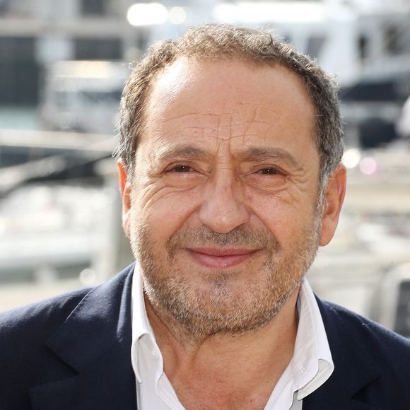 Patrick Timsit lors d'un photocall lors de la 24ème édition du Festival de la Fiction TV de la Rochelle. Le 14 septembre 2022
© Patrick Bernard / Bestimage