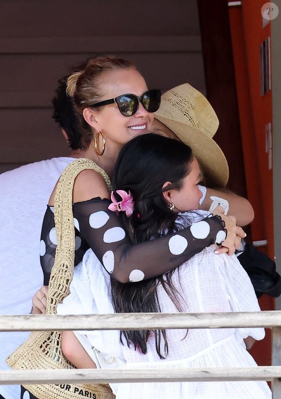 Des souvenirs avec le père de ses filles, Jade et Joy
Exclusif - Laeticia Hallyday accompagnée de son compagnon Frédéric Suant et de sa fille Joy sont aller acceuillir Jade à l'aéroport de Saint-Barthélemy-Rémy-de-Haenen où tout le monde se retrouve pour le 50ème anniversaire de Laeticia, à Saint-Jean, Saint-Barthélémy, Antilles françaises, France, le 15 mars 2025. DOMINIQUE JACOVIDES / BESTIMAGE