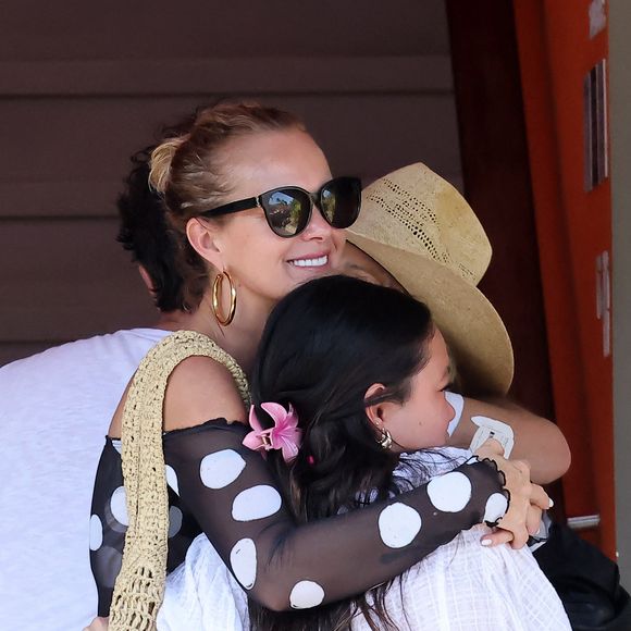 Des souvenirs avec le père de ses filles, Jade et Joy
Exclusif - Laeticia Hallyday accompagnée de son compagnon Frédéric Suant et de sa fille Joy sont aller acceuillir Jade à l'aéroport de Saint-Barthélemy-Rémy-de-Haenen où tout le monde se retrouve pour le 50ème anniversaire de Laeticia, à Saint-Jean, Saint-Barthélémy, Antilles françaises, France, le 15 mars 2025. DOMINIQUE JACOVIDES / BESTIMAGE