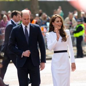 Le prince William, prince de Galles, et Catherine (Kate) Middleton, princesse de Galles, saluent des sympathisants lors d'une promenade à l'extérieur du palais de Buckingham à Londres, Royaume Uni, le 5 mai 2023, à la veille du couronnement du roi d'Angleterre.