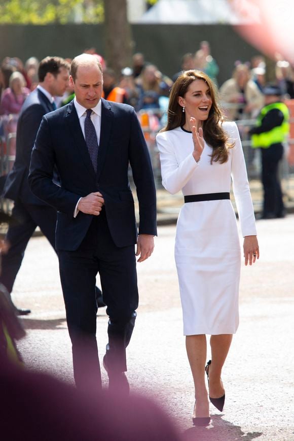 Le prince William, prince de Galles, et Catherine (Kate) Middleton, princesse de Galles, saluent des sympathisants lors d'une promenade à l'extérieur du palais de Buckingham à Londres, Royaume Uni, le 5 mai 2023, à la veille du couronnement du roi d'Angleterre.