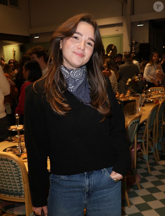 Pendant l'aventure de Lily, il l'avait défendue.

Lily (Star Academy 2025) lors de l'ouverture d'un pop-up éphémère Star Academy inspiré du château de Dammarie-les-Lys dans le quartier de la République à Paris baptisé "L'appart de Noël" le 17 décembre 2025.
© Coadic Guirec / Bestimage