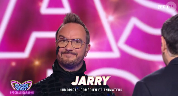 C'était l'humoriste Jarry !

Le Pilote dans "Mask Singer 7" était Jarry, capture d'écran TF1