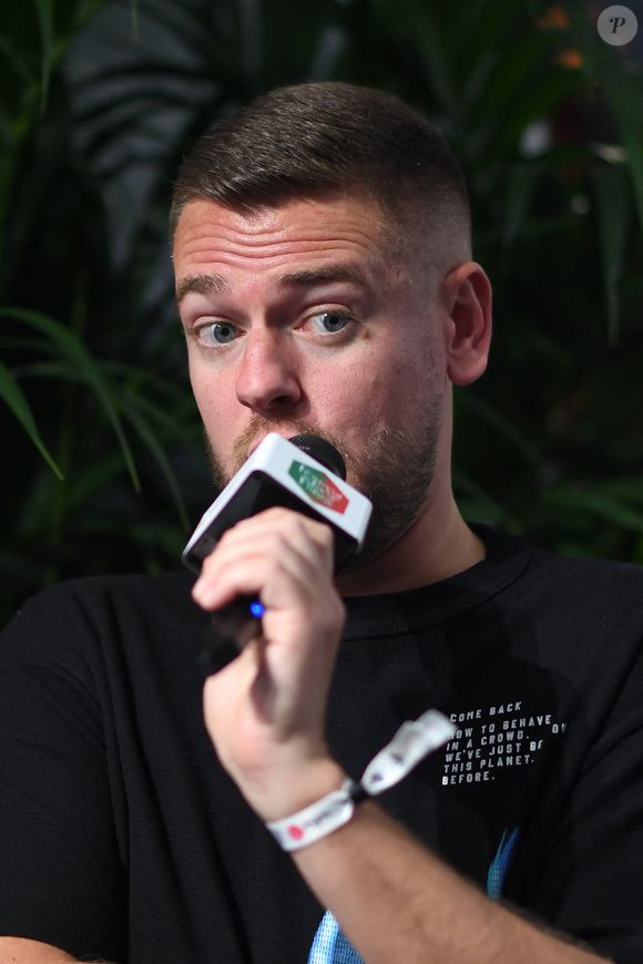 Sur TikTok, il a révélé pourquoi il ne s'était pas rendu à l'enterrement de l'époux d'Audrey Crespo-Mara. 

Jeremstar lors du "Festival du Livre de Paris", qui se tient du 21 au 23 avril 2023 au ‎Grand Palais Ephémère. Paris, le 22 avril 2023.