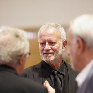 En 2015, il avait expliqué avoir repris sa vie en main et perdu 8 kilos.

Francis Huster lors de la 13ème édition du festival Les Héros de la Télé de Beausoleil, le 11 octobre 2025.
© Anne-Sophie Guebey / Bestimage