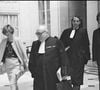 Pourtant, en 1980, le couple finit par divorcer et, fait rarissime pour l’époque, Joe obtient la garde de ses deux fils, Jonathan et Julien.


JOE DASSIN ET SA FEMME CHRISTINE AU TRIBUNAL APRES LEUR DIVORCE. ASLAN / BESTIMAGE