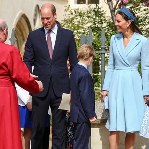 Le prince William, duc de Cambridge, et Catherine (Kate) Middleton, duchesse de Cambridge, Le prince George de Cambridge, La princesse Charlotte de Cambridge - La famille royale britannique quitte la chapelle Saint-Georges de Windsor après la messe de Pâques, le 17 avril 2022.