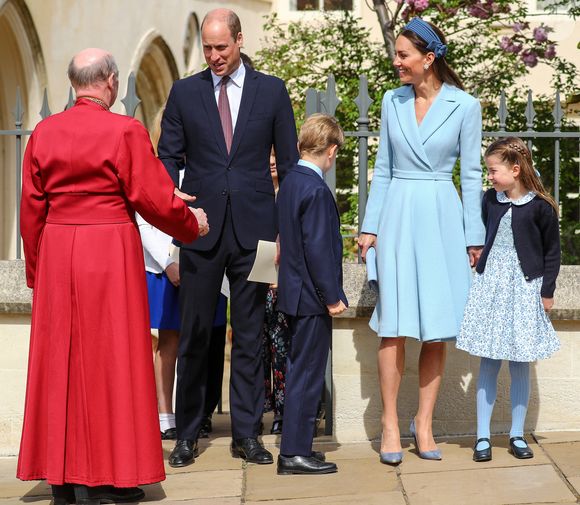 Le prince William, duc de Cambridge, et Catherine (Kate) Middleton, duchesse de Cambridge, Le prince George de Cambridge, La princesse Charlotte de Cambridge - La famille royale britannique quitte la chapelle Saint-Georges de Windsor après la messe de Pâques, le 17 avril 2022.