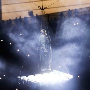 La chanteuse Louane (Louane Emera), représentante de la France au concours de l'Eurovision, interpréte pour la première fois son titre Maman, en hommage à sa mère décédée lorsqu'elle avait 17 ans, devant les 80 000 spectateurs, suspendue sur une plateforme, plusieurs mètres au-dessus de la pelouse et des musiciens, du Stade de France à la mi-temps du match du Tournoi des Six Nations opposant la France à l'Écosse, à Saint-Denis, Seine Saint-Denis, France, le 15 mars 2025. © Cyril Moreau/Bestimage