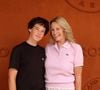 Vendredi dernier, Estelle Lefébure a fait une apparition très remarquée dans le village de Roland-Garros, affichant un look chic en polo Lacoste.

Estelle Lefébure et son fils Giulano Ramette au photocall du village lors des Internationaux de France de Tennis de Roland Garros. © Dominique Jacovides/Bestimage