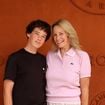 Estelle Lefébure entourée de son fils Giuliano, 15 ans, à Roland-Garros : duo complice face à d'autres personnalités