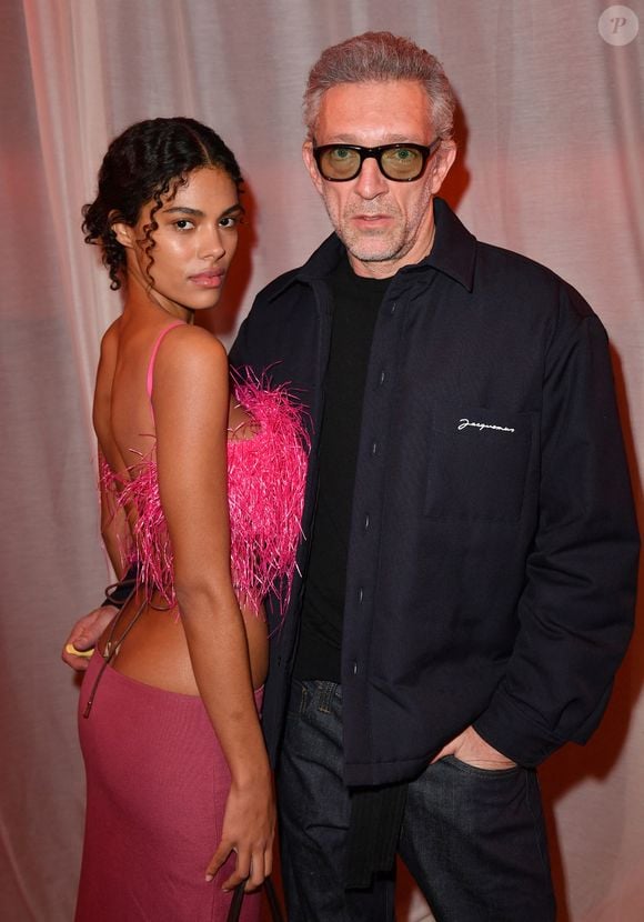 La tribu s'est ensuite encore agrandie quelques années plus tard grâce à son union avec Tina Kunakey, faisant de l'acteur le papa comblé d'une troisième petite fille baptisée Amazonie.

Vincent Cassel et Tina Kunakey - Photocall en front row du défilé "Le Raphia" de la maison Jacquemus au Bourget le 12 décembre 2022.

© Veeren / Clovis / Bestimage