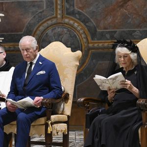 Une visite qui a été très médiatisée et remarquée mais aussi très attendue.

Le roi Charles III d'Angleterre et Camilla Parker Bowles, reine consort d'Angleterre, et le pape Léon XIV assistent au service œcuménique dans la chapelle Sixtine au Vatican, le 23 octobre 2025. Photo par PA Photo/ Bestimage