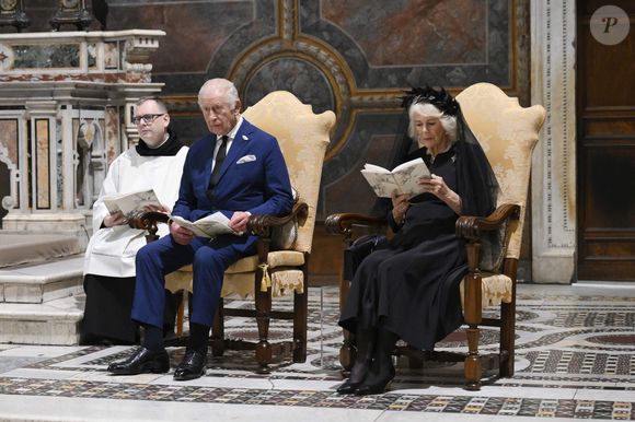 Une visite qui a été très médiatisée et remarquée mais aussi très attendue.

Le roi Charles III d'Angleterre et Camilla Parker Bowles, reine consort d'Angleterre, et le pape Léon XIV assistent au service œcuménique dans la chapelle Sixtine au Vatican, le 23 octobre 2025. Photo par PA Photo/ Bestimage