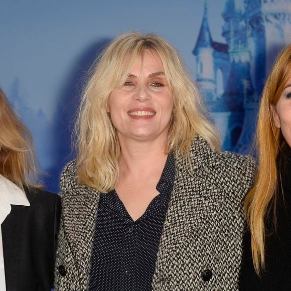 "Ma sœur Marie-Amélie est très sensible, c'est un secret pour personne dans notre famille et notre entourage", a-t-elle premièrement écrit

Marie-Amélie, Emmanuelle et Mathilde Seigner - Lancement du Noël de Disneyland Paris avec une nouvelle parade sur le thème "Les Nouvelles Princesses" à Marne-la-Vallée, le 15 novembre 2014.