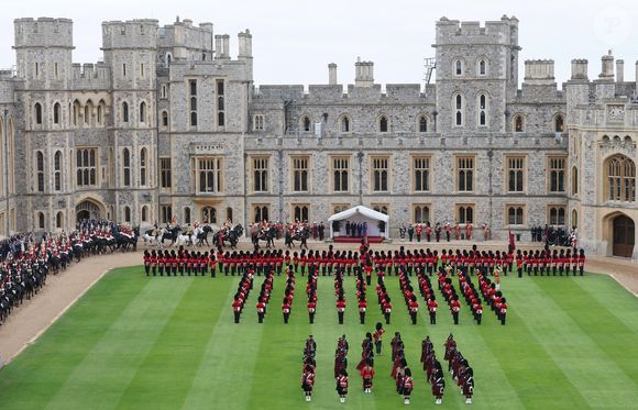 La princesse de Galles (Catherine « Kate » Middleton, princesse de Galles), le prince de Galles, la première dame Melania Trump, le président Donald Trump, le roi Charles III (Le roi Charles III d'Angleterre) et la reine Camilla (Camilla Parker Bowles, reine consort d'Angleterre) passent en revue la garde d'honneur lors de la cérémonie d'accueil au château de Windsor, dans le Berkshire, le premier jour de la deuxième visite d'État du président au Royaume-Uni. Date de la photo : mercredi 17 septembre 2025.