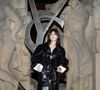 Des images la montrent en plein essayage avant le tapis rouge.

Charlotte Gainsbourg - Photocall du défilé Saint Laurent "Collection Femme Prêt-à-Porter Automne/Hiver 2026-2027" lors de la Fashion Week de Paris, le 3 mars 2026

© Cyril Moreau / Bestimage