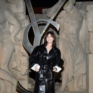 Des images la montrent en plein essayage avant le tapis rouge.

Charlotte Gainsbourg - Photocall du défilé Saint Laurent "Collection Femme Prêt-à-Porter Automne/Hiver 2026-2027" lors de la Fashion Week de Paris, le 3 mars 2026

© Cyril Moreau / Bestimage