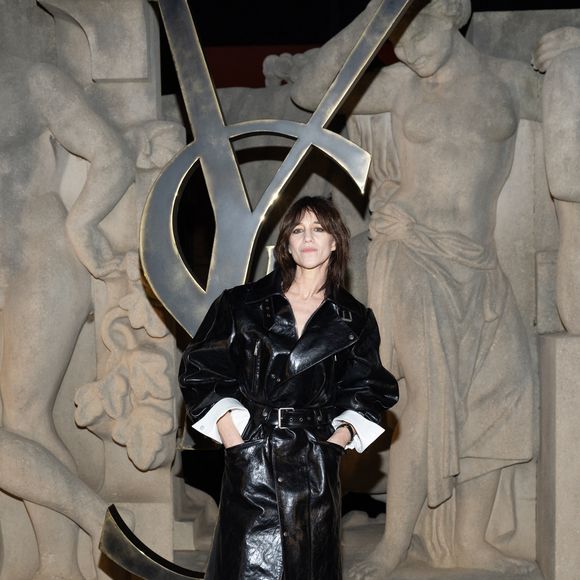 Des images la montrent en plein essayage avant le tapis rouge.

Charlotte Gainsbourg - Photocall du défilé Saint Laurent "Collection Femme Prêt-à-Porter Automne/Hiver 2026-2027" lors de la Fashion Week de Paris, le 3 mars 2026

© Cyril Moreau / Bestimage
