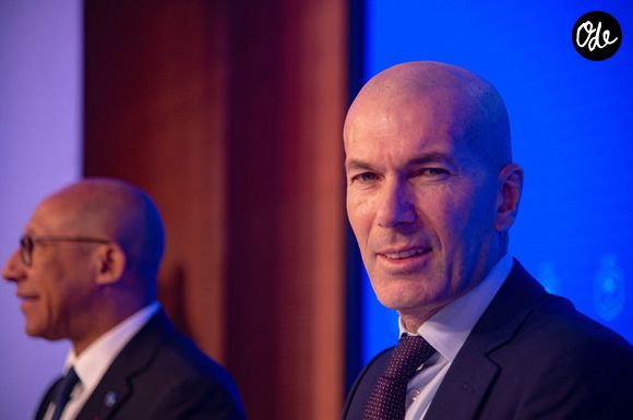 L'ancien international français de football Zinédine Zidane (à droite) s'exprime aux côtés du président de la Fédération française de football, Philippe Diallo (à gauche), lors d'une conférence de presse visant à le présenter comme le nouveau sélectionneur de l'équipe de France, au siège de la Fédération française de football (FFF) à Paris, le 28 juillet 2026. © Baptiste Autissier/PsnewZ/Bestimage
