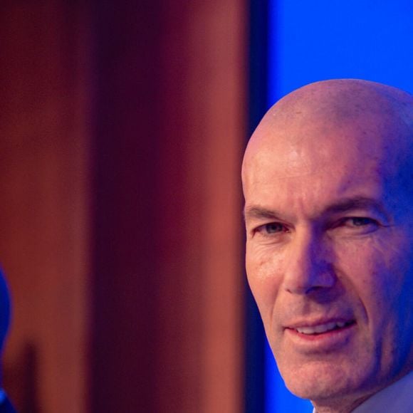 L'ancien international français de football Zinédine Zidane (à droite) s'exprime aux côtés du président de la Fédération française de football, Philippe Diallo (à gauche), lors d'une conférence de presse visant à le présenter comme le nouveau sélectionneur de l'équipe de France, au siège de la Fédération française de football (FFF) à Paris, le 28 juillet 2026. © Baptiste Autissier/PsnewZ/Bestimage
