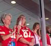 Même le compte de l’Empire State Building a ironisé sur la situation.

Taylor Swift regarde le match des Chiefs en personne avec la mère de Travis Kelce. Backgrid USA / Bestimage