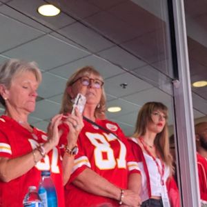 Même le compte de l’Empire State Building a ironisé sur la situation.

Taylor Swift regarde le match des Chiefs en personne avec la mère de Travis Kelce. Backgrid USA / Bestimage