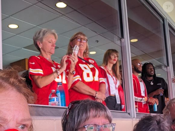 Même le compte de l’Empire State Building a ironisé sur la situation.

Taylor Swift regarde le match des Chiefs en personne avec la mère de Travis Kelce. Backgrid USA / Bestimage