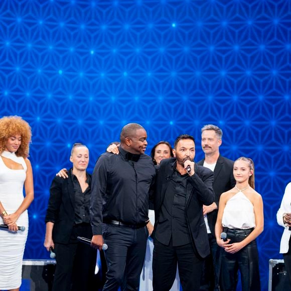 Exclusif - Cassy Covin (directeur artistique Paradis Latin), Cyril Cinélu, Jade Chantelle, Emmanuel Moire, Zoé Clauzure, Dominique Magloire et les amis de Kamel Ouali, Tony, Didier, Patricia et Marjorie pour Kamel Ouali pour les surprises lors de l'enregistrement de l'émission "La Boîte à secrets", présentée par F.Bollaert et diffusée le 3 octobre 2025 sur France 3, dans les studios du Lendit à Saint-Denis, Seine Saint-Denis, France, le 9 septembre 2025. © Pierre Perusseau/Bestimage