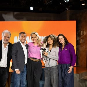 Raphaël Mesrahi, Bernard Montiel, Elodie Gossuin, Oli, Farah Kesri sur plateau de l'émission "Animalement Vôtre" présentée par Bernard Montiel et diffusée le 3 mai 2026 sur France 3, à Paris, France, le 13 janvier 2026. © Julien Sarkissian/Bestimage
