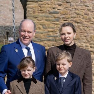 Jacques de Monaco et Gabriella de Monaco ont fait leur rentrée scolaire.

Le prince Albert II de Monaco, La princesse Charlène de Monaco, La princesse Gabriella de Monaco, comtesse de Carladès, Le prince Jacques de Monaco, marquis des Baux lors d'une visite au Fort la Latte, Château de La Roche Goyon à Plévenon
© Olivier Huitel / Pool / Bestimage