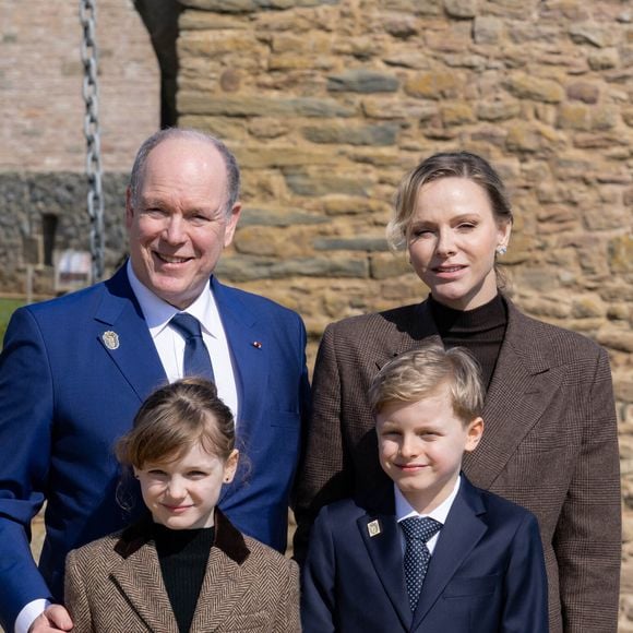 Jacques de Monaco et Gabriella de Monaco ont fait leur rentrée scolaire.

Le prince Albert II de Monaco, La princesse Charlène de Monaco, La princesse Gabriella de Monaco, comtesse de Carladès, Le prince Jacques de Monaco, marquis des Baux lors d'une visite au Fort la Latte, Château de La Roche Goyon à Plévenon
© Olivier Huitel / Pool / Bestimage