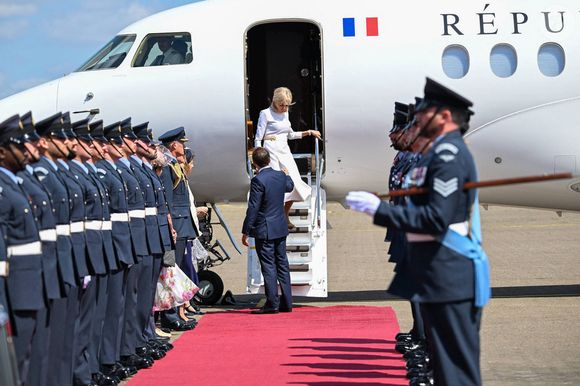 Brigitte Macron a opté pour une robe immaculée de sa marque fétiche Louis Vuitton

Le prince William, prince de Galles, et Catherine (Kate) Middleton, princesse de Galles, accueillent le couple présidentiel français le président Emmanuel Macron et sa femme la Première Dame Brigitte Macron à l'aéroport Station RAF de Northolt, à Ruislip, Royaume Uni, le 8 juillet 2025.  © Jeanne Accorsini/Pool/Bestimage