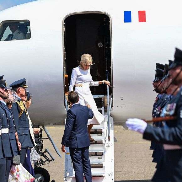 Brigitte Macron a opté pour une robe immaculée de sa marque fétiche Louis Vuitton

Le prince William, prince de Galles, et Catherine (Kate) Middleton, princesse de Galles, accueillent le couple présidentiel français le président Emmanuel Macron et sa femme la Première Dame Brigitte Macron à l'aéroport Station RAF de Northolt, à Ruislip, Royaume Uni, le 8 juillet 2025.  © Jeanne Accorsini/Pool/Bestimage