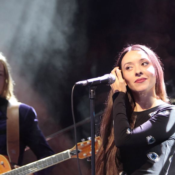 et à la naissance de trois enfants, Raoul, Simone et Ginger.

Raoul Chichin et Simone Ringer, du groupe Minuit, (fils et fille de Catherine Ringer et Fred Chichin du groupe Les Rita Mitsouko) en concert à L'International à Paris. Le 2 octobre 2015 ©CEDRIC PERRIN / BESTIMAGE