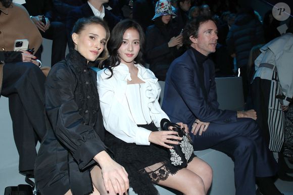 Natalie Portman, Kim Jisoo et Antoine Arnault - Célébrités au Défilé de Mode Dior, Prêt-à-porter Automne / Hiver 2025-2026 dans le cadre de la Fashion Week de Paris, France, le 04 Mars 2025. 

© Bertrand Rindoff / Bestimage