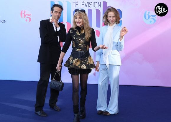 Boris Terral, Arielle Dombasle et Billy Blanchard (fils de Julie Depardieu) - Séance photo du film « Les derniers jours de Charles Baudelaire » au Grimaldi Forum lors de la 65e édition du Festival TV de Monte-Carlo, le 13 juin 2026
© Denis Guignebourg /Bestimage